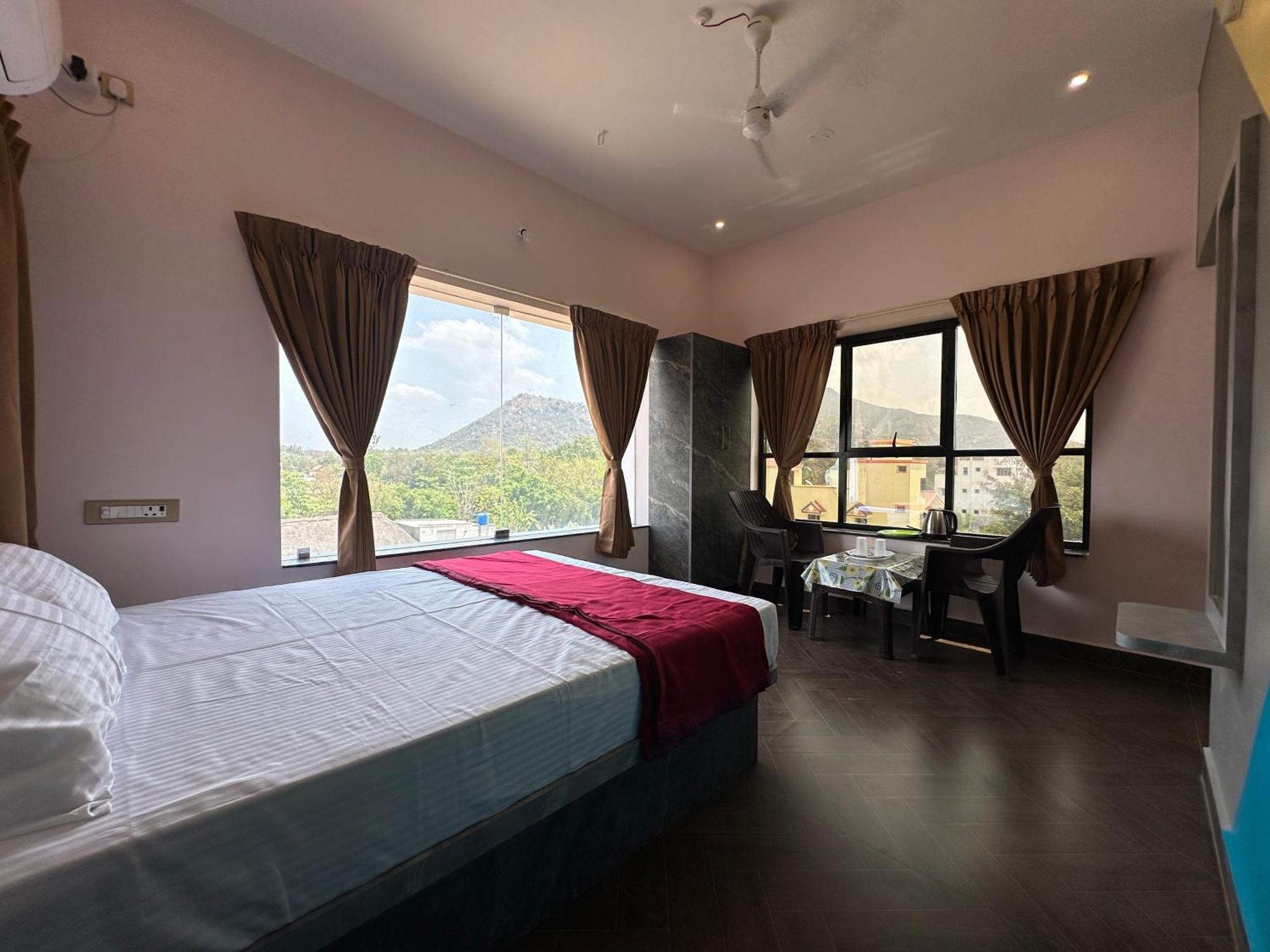 Om Lingeswaran Home Stay Tiruvannāmalai 外观 照片